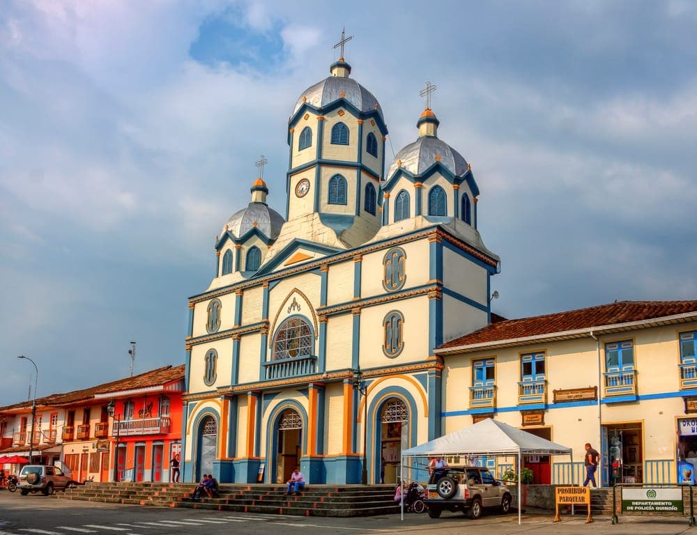 Iglesia de colores en la plaza de Filandia